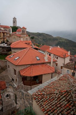 Yunanistan 'daki Arachova köyünün sokaklarında çatıları sisli şehir manzarası