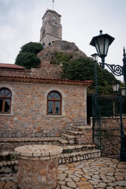 Yunanistan 'ın Arachova köyünün sokaklarında merdivenleri olan şehir manzarası
