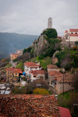 Yunanistan 'daki Arachova köyünün sokaklarında çatıları sisli şehir manzarası