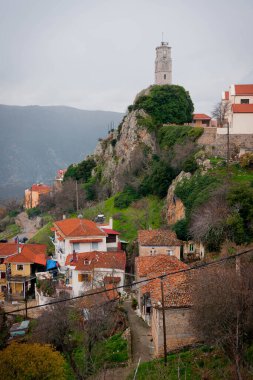 Yunanistan 'daki Arachova köyünün sokaklarında çatıları sisli şehir manzarası