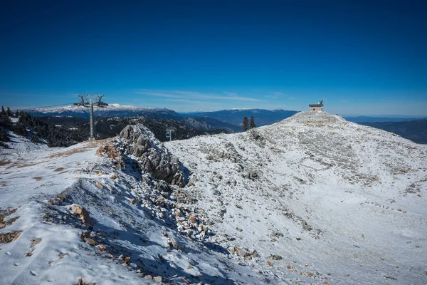 中央ギリシャのパルナッソス山の雪に覆われた天気晴れ — ストック写真