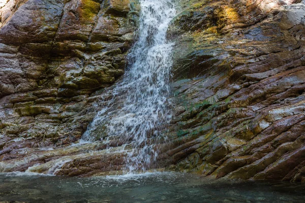 Kleine Waterval Een Getextureerde Stenen Muur Aan Krikiliotis Rivier Bij — Stockfoto