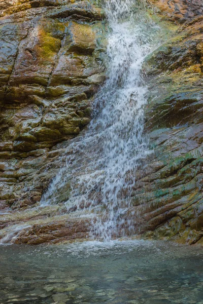 Небольшой Водопад Текстурированной Каменной Стене Реке Крикилиотис Панта Врексей Евритании — стоковое фото