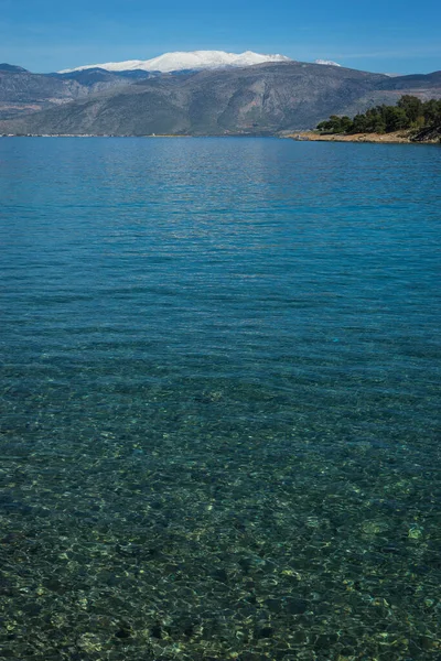 Pemandangan Laut Dengan Pegunungan Yang Tertutup Salju Latar Belakang Yunani — Stok Foto