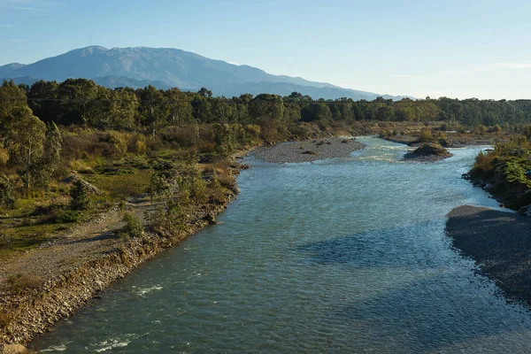 Yunanistan 'da Meteora yakınlarında mavi suları olan bir nehir görüntüsü