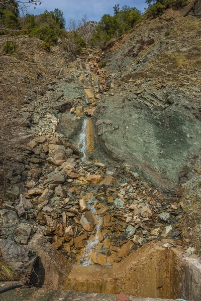 Yunanistan Dağ Yolu Yakınlarındaki Renkli Yamaçtaki Küçük Şelale Görüntüsü — Stok fotoğraf