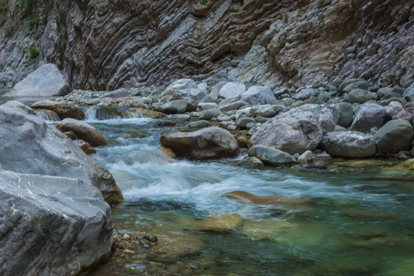 Yunanistan 'ın Evritania kentindeki Panta Vrexei yakınlarındaki nehirde küçük su gölleri ve akıntılar