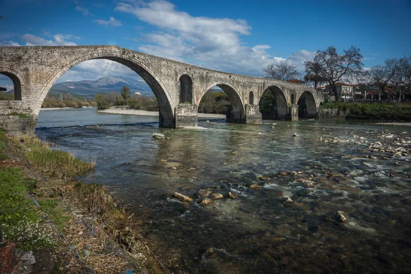 Bilden Medeltida Bro Över Floden Arahthos Arta Grekland — Stockfoto