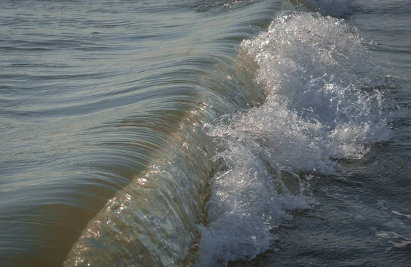 Закрыть Вид Разноцветные Морские Волны Шпилями Белыми Брейкерами Парке Черчео — стоковое фото