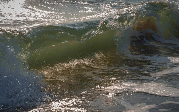 İtalya 'nın Sabaudia kentindeki Circeo parkında renkli deniz dalgaları ve beyaz dalgalar.