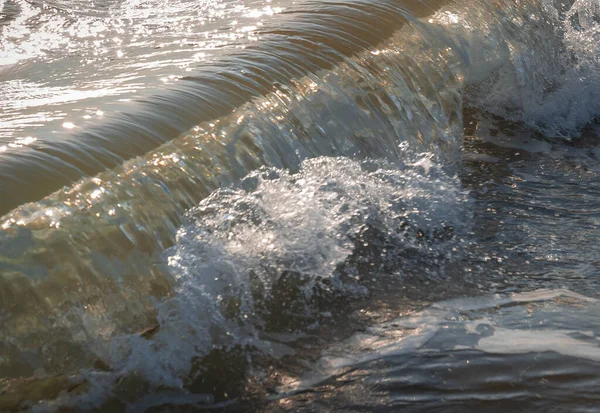 İtalya 'nın Sabaudia kentindeki Circeo parkındaki renkli deniz dalgaları ve beyaz dalgaların görüntüsünü kapat (seçici odak noktası)