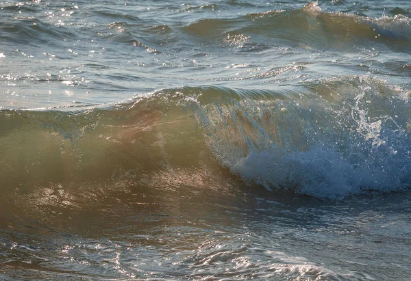 İtalya 'nın Sabaudia kentindeki Circeo parkında renkli deniz dalgaları ve beyaz dalgalar.