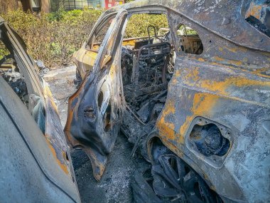Roma, İtalya 'da tamamen yanmış bir yolcu vagonunun görüntüsü.