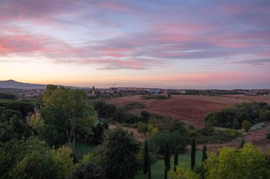 İtalya 'da Roma' da gün doğumunda bulutlu gökyüzü görüntüsü
