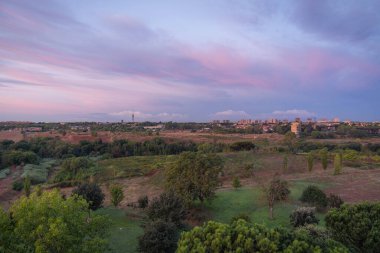 İtalya 'da Roma' da gün doğumunda bulutlu gökyüzü görüntüsü