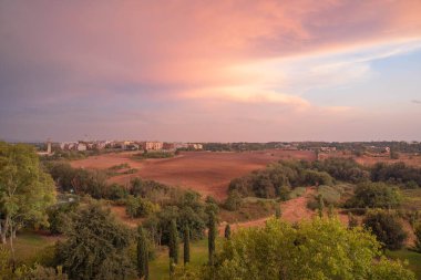 Pembe bulutlu günbatımı manzarası ve İtalya 'da Roma' da eski bir şato