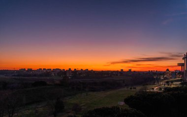 Roma 'da gün batımında bulutlu gökyüzü