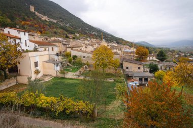 İtalya 'nın Abruzzo kentindeki Bominaco şatosuyla sonbahar manzarası