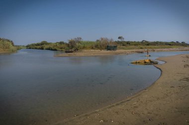 Torre Astura, İtalya - 12 Eylül 2021, Kadın ve yansıması İtalya 'daki Torre Astura' da denize dökülüyor.