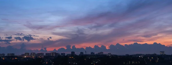 Cidade Panorâmica Com Nuvens Céu Pôr Sol Repetindo Silhueta Cidade — Fotografia de Stock