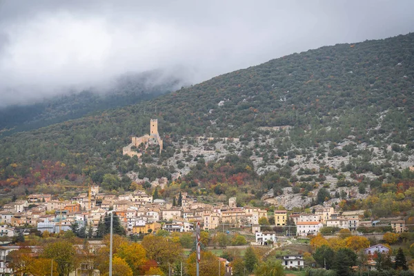 イタリアのアブルッツォにあるBominaco城と山の秋の風景 — ストック写真