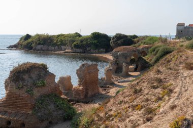 İtalya 'nın Torre Astura kentindeki kaleye giden bir ortaçağ kemer köprüsünün kalıntıları.