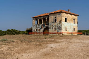 Torre Astura, İtalya 'daki plajda harap olmuş bir evin görüntüsü
