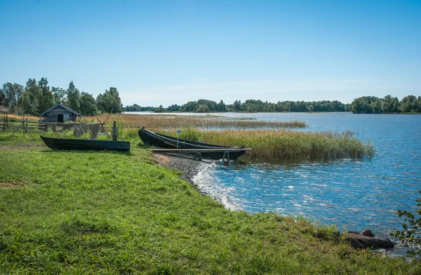 Côte du lac d'Onega, bateaux — Photo