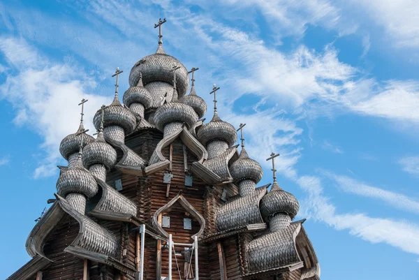 Cúpulas de igreja de madeira em Kizhi Imagens Royalty-Free