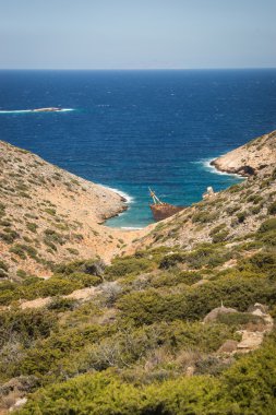 Eski gemi kayalara çarptı