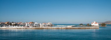 Küçük adada beyaz kilise
