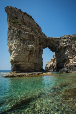 Kayalıklarla kemer