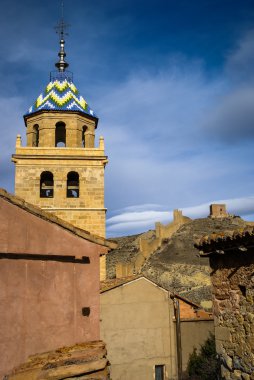 güneşli bir gün şehirde İspanyol dağlar