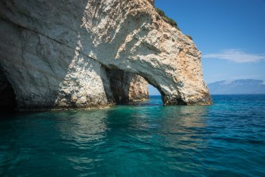 Zakinthos sahil üzerinde güzel mavi mağaralar
