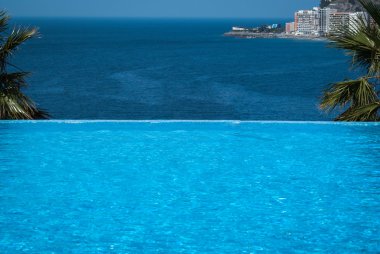 Saf havuz ve Deniz Manzaralı