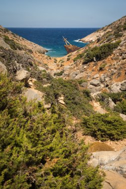 Eski gemi kayalara çarptı