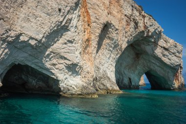 Zakinthos sahil üzerinde güzel mavi mağaralar