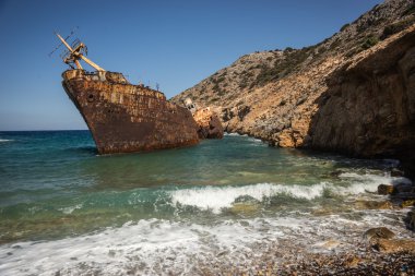 Eski gemi kayalara çarptı