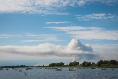Volga Deltası'nda ateşten duman