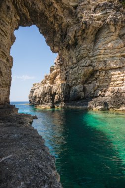Kayalıklarla kemer