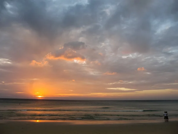 Hermosa puesta de sol en la playa de Karon — Foto de Stock