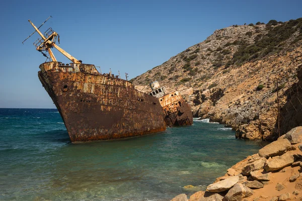 Oude crashte schip op de rotsen — Stockfoto