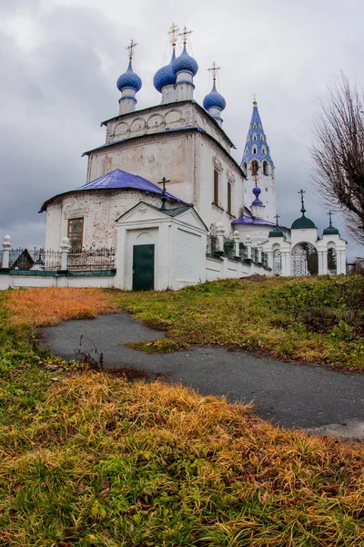 Vita kyrka med blå kupoler — Stockfoto