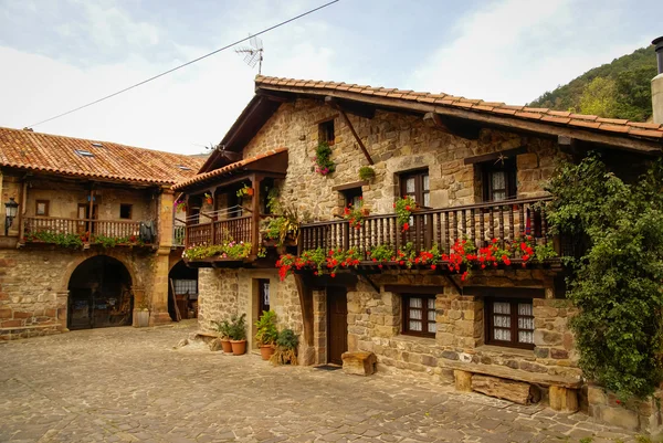 Arquitectura del pueblo de Barcena Mayor — Foto de Stock