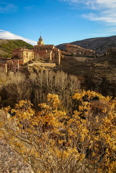 Montañas españolas ciudad en día soleado — Foto de Stock