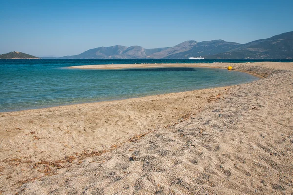 Złota plaża w Evbia — Zdjęcie stockowe