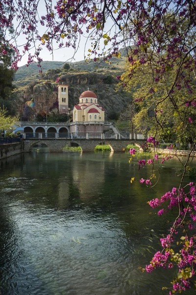 Iglesia bajo la roca —  Fotos de Stock