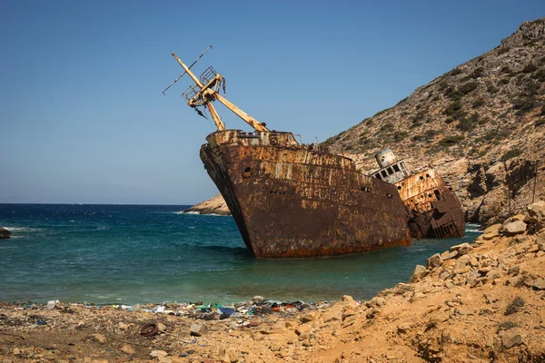 Oude crashte schip op de rotsen — Stockfoto