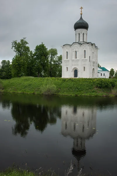 Kerk van de Voorbede aan de Nerl — Stockfoto