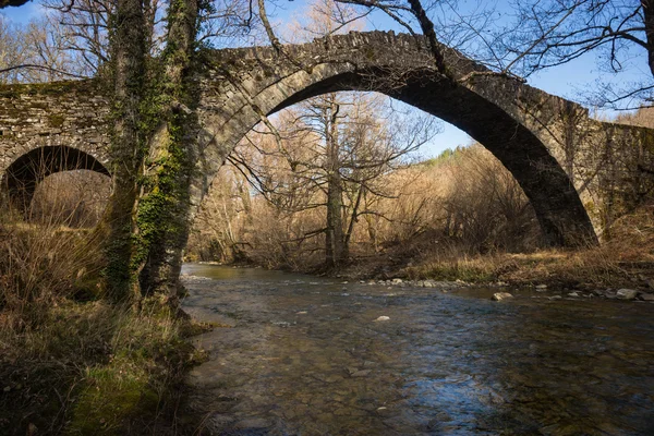 Ponte de pedra velha — Fotografia de Stock